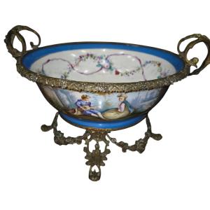 Coupe en porcelaine de sevres a decor flaral et une scene  galante Monture en bronze 