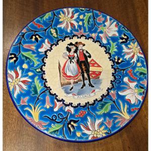 Plat en emaux de longwy a decor de personnages alsacien 