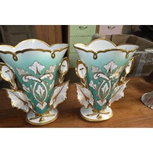 Paire de vases de mariage en porcelaine de Paris de la 2eme partie du 19ème 