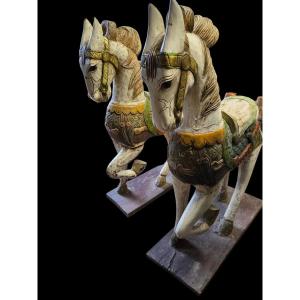 Paire de chevaux en bois ramenés de voyage en Asie dans les années 60
