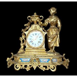 Pendule en bronze " femme au oiseaux" d'epoque napoleon avec plaques en porcelaine de Sèvres