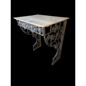 Console en fonte a decor floral et dessus chene des années z0