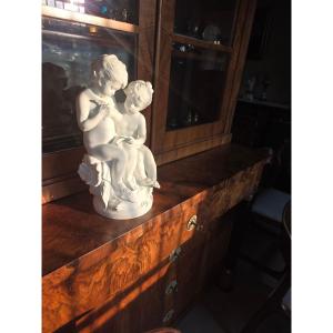 Groupe en biscuit 2 enfants enlacés jouant avec une colombe Hippolyte François Moreau