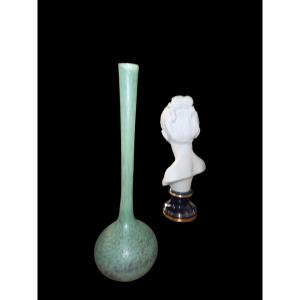 Grand vase berluze en pâte de verre mormoréen vert. Signé A Delatte des années 30