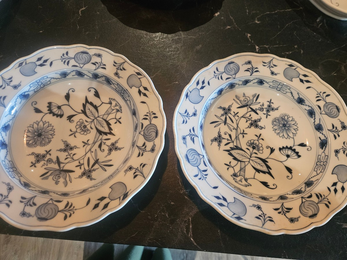Paire de plat de service en porcelaine de Meissen modèle oignon bleu 