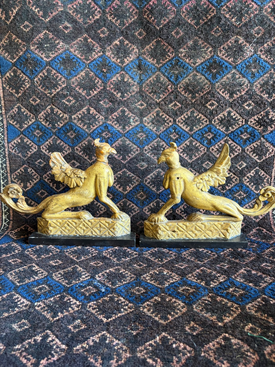 Paire de griffons en bois doré XVIII ème