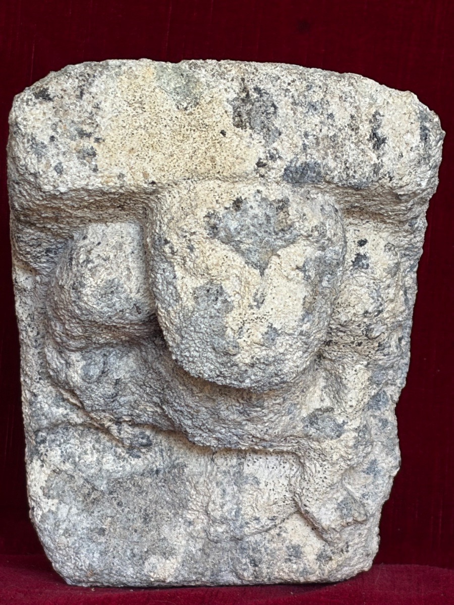 Élément en pierre sculptée roman