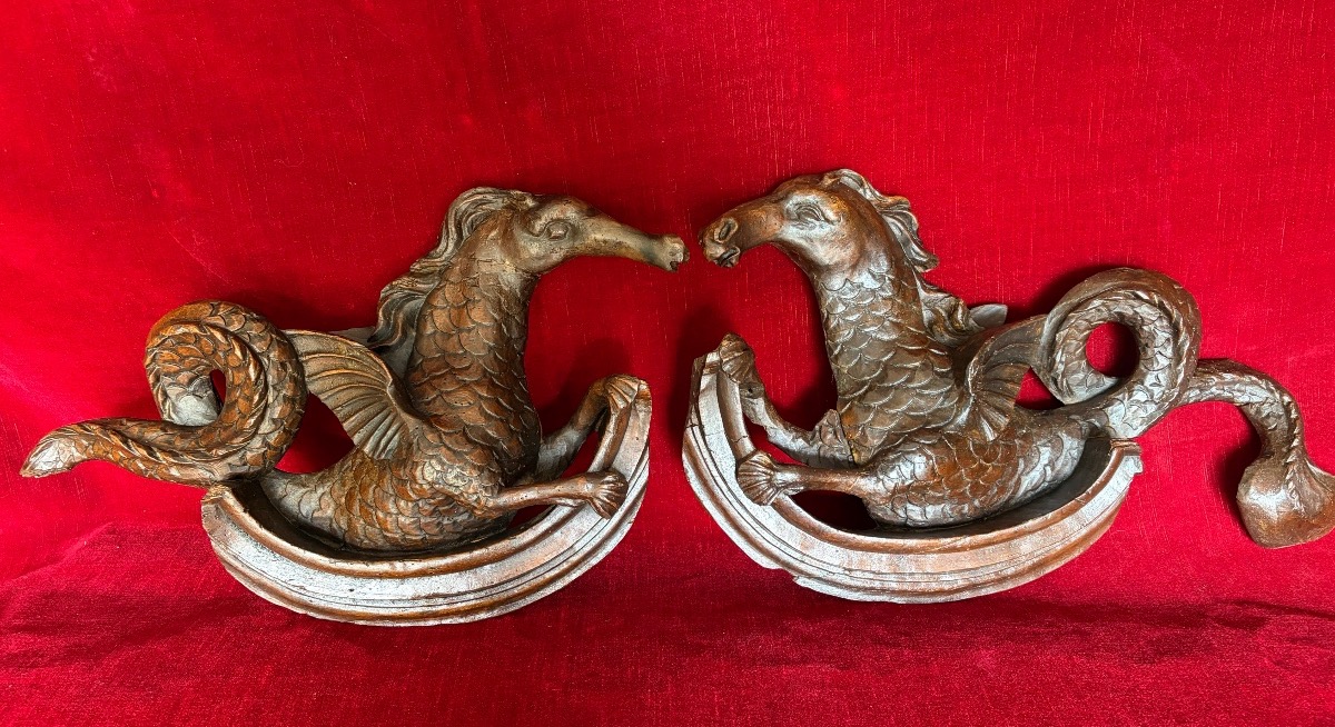 Paire d’éléments décoratifs, représentant des monstres marins XVIII ème