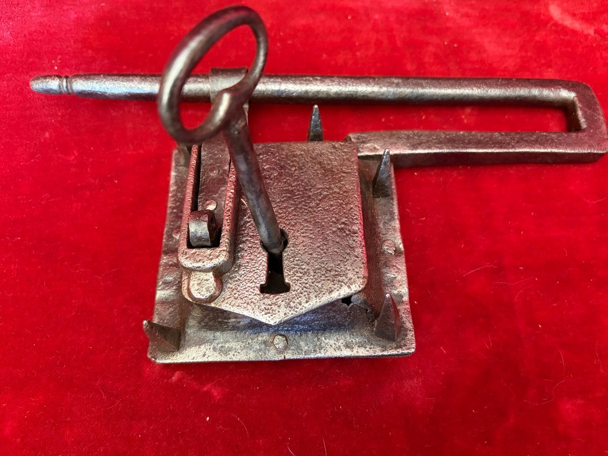 Padlock With A Spring Latch -photo-3