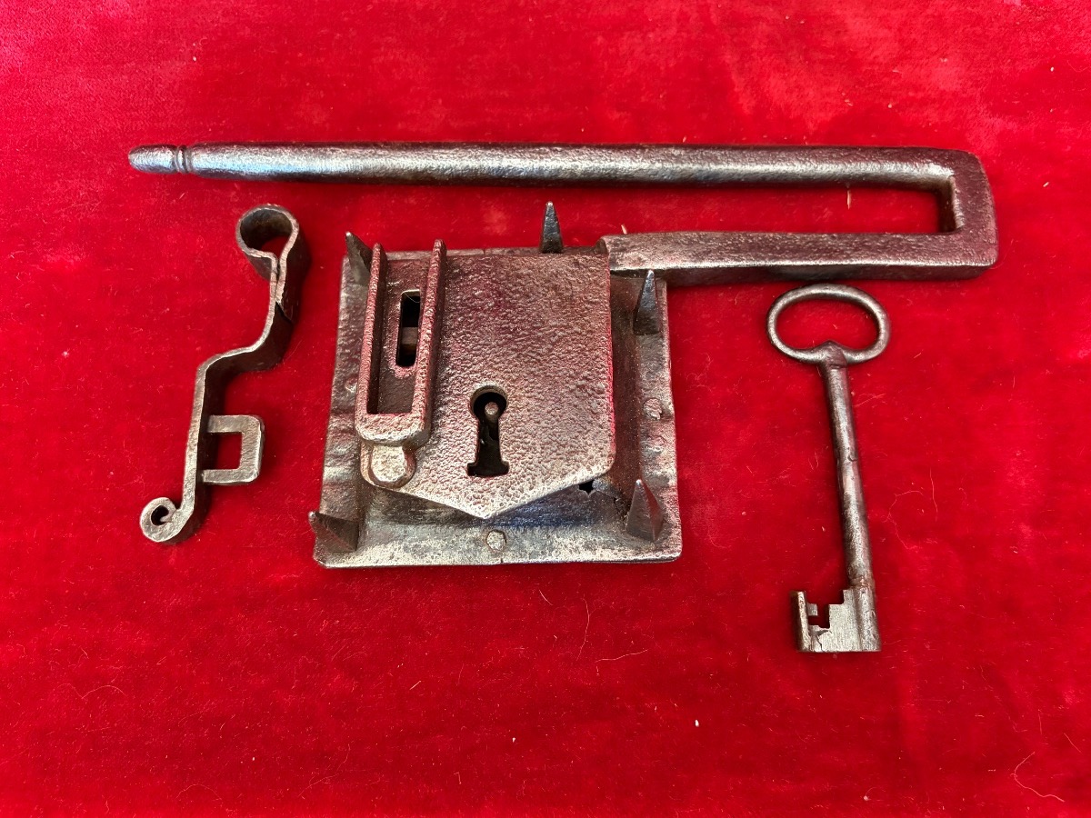 Padlock With A Spring Latch -photo-1