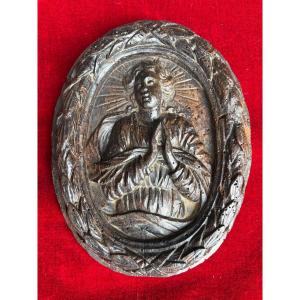 Médaillon ovale en bois sculpté