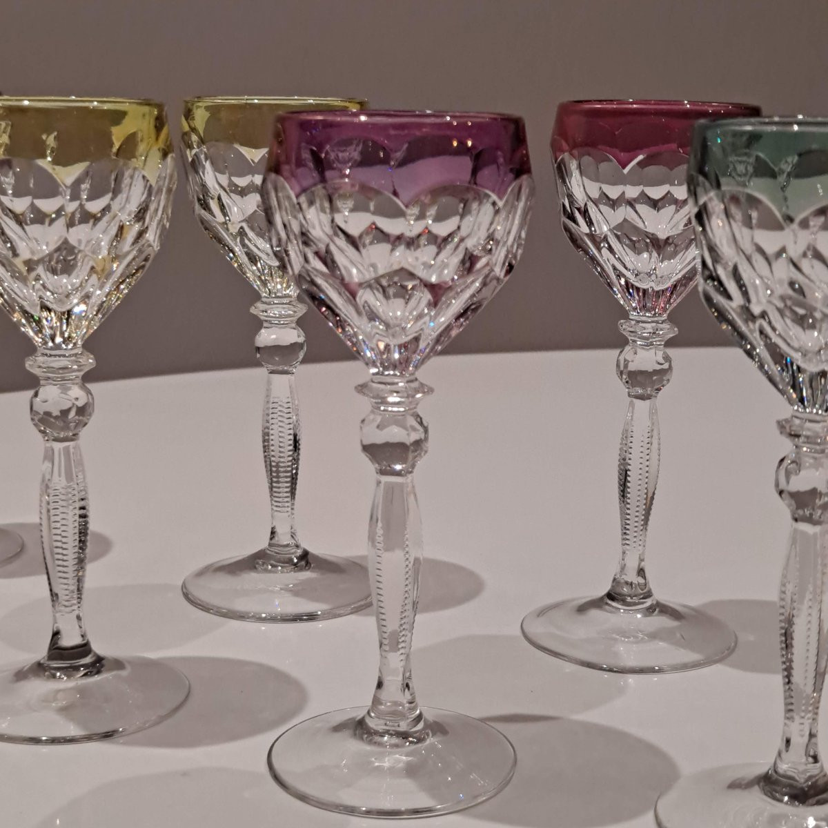 Série de 8 verres à liqueur en cristal de couleur probablement modèle de Baccarat-photo-3