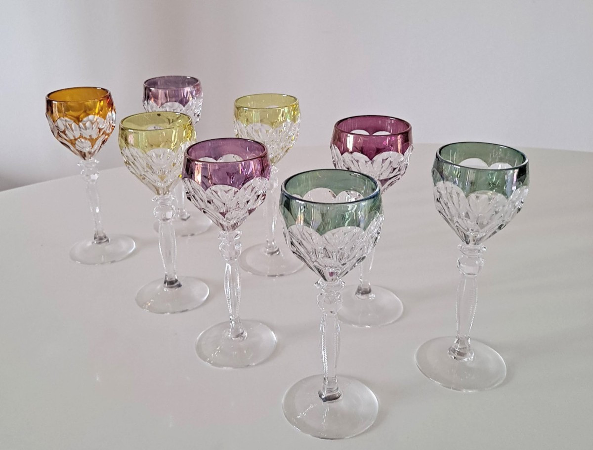 Série de 8 verres à liqueur en cristal de couleur probablement modèle de Baccarat