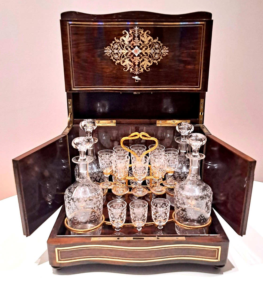 Cave à liqueur Napoléon III en palissandre verrerie complète