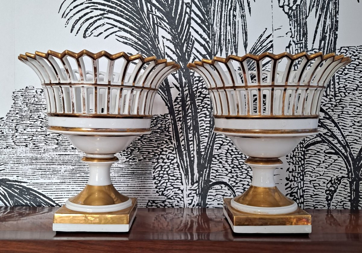 Pair Of 19th Century White And Gold Paris Porcelain Cups-photo-4