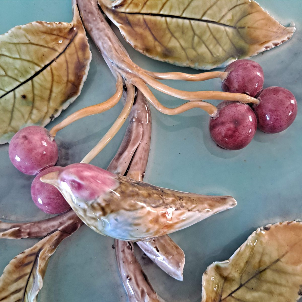 Plat décoratif en Barbotine à décor d'une banche de cerises et d'un oiseau-photo-3