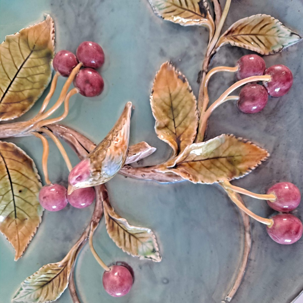 Plat décoratif en Barbotine à décor d'une banche de cerises et d'un oiseau-photo-4