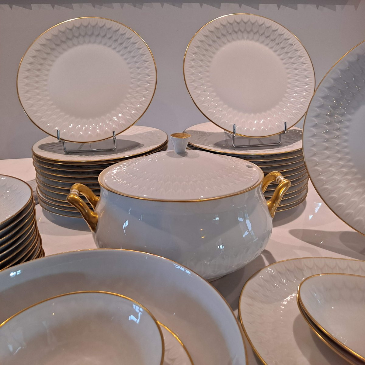 Service BERNARDAUD à Limoges porcelaine blanche filet doré-photo-4