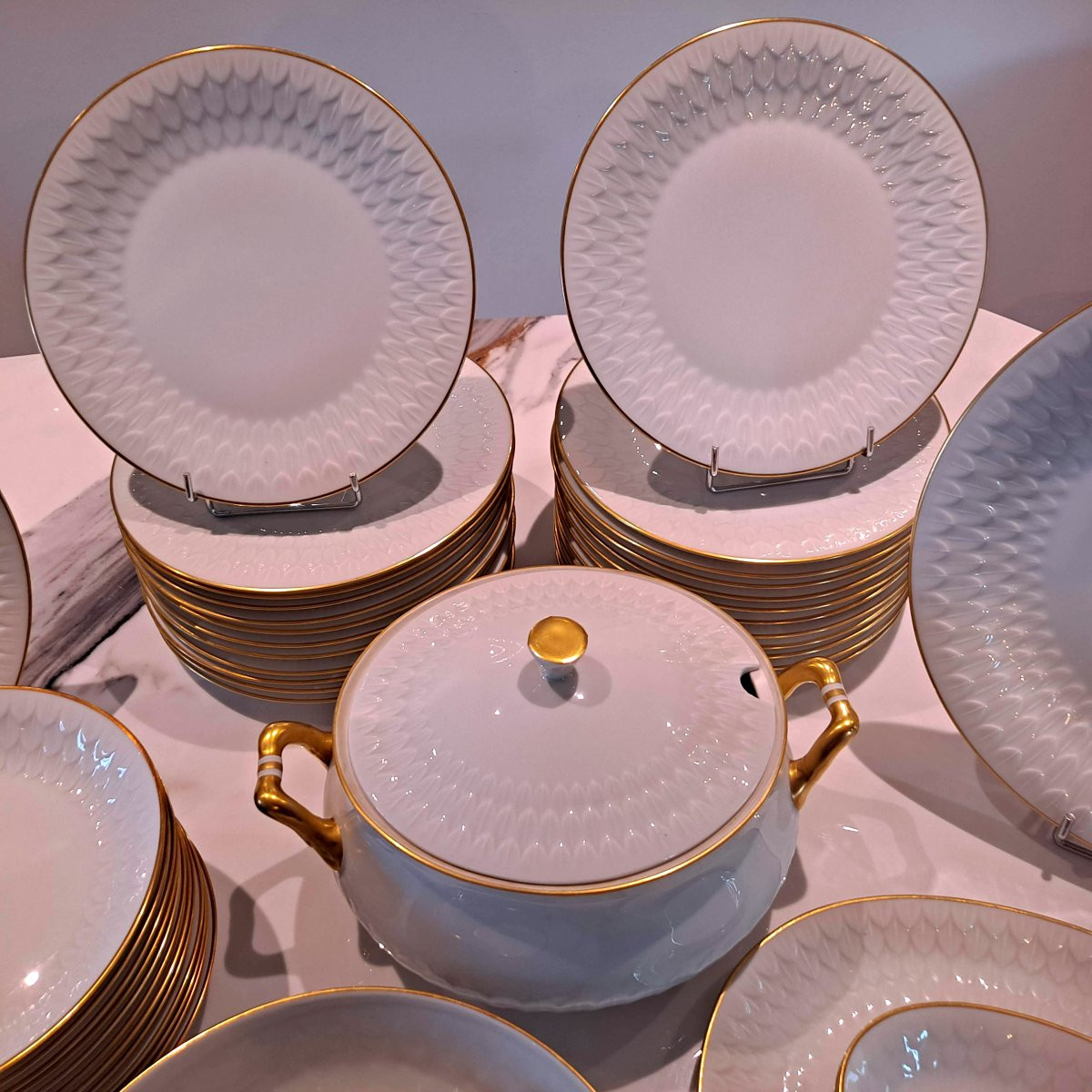 Service BERNARDAUD à Limoges porcelaine blanche filet doré-photo-5