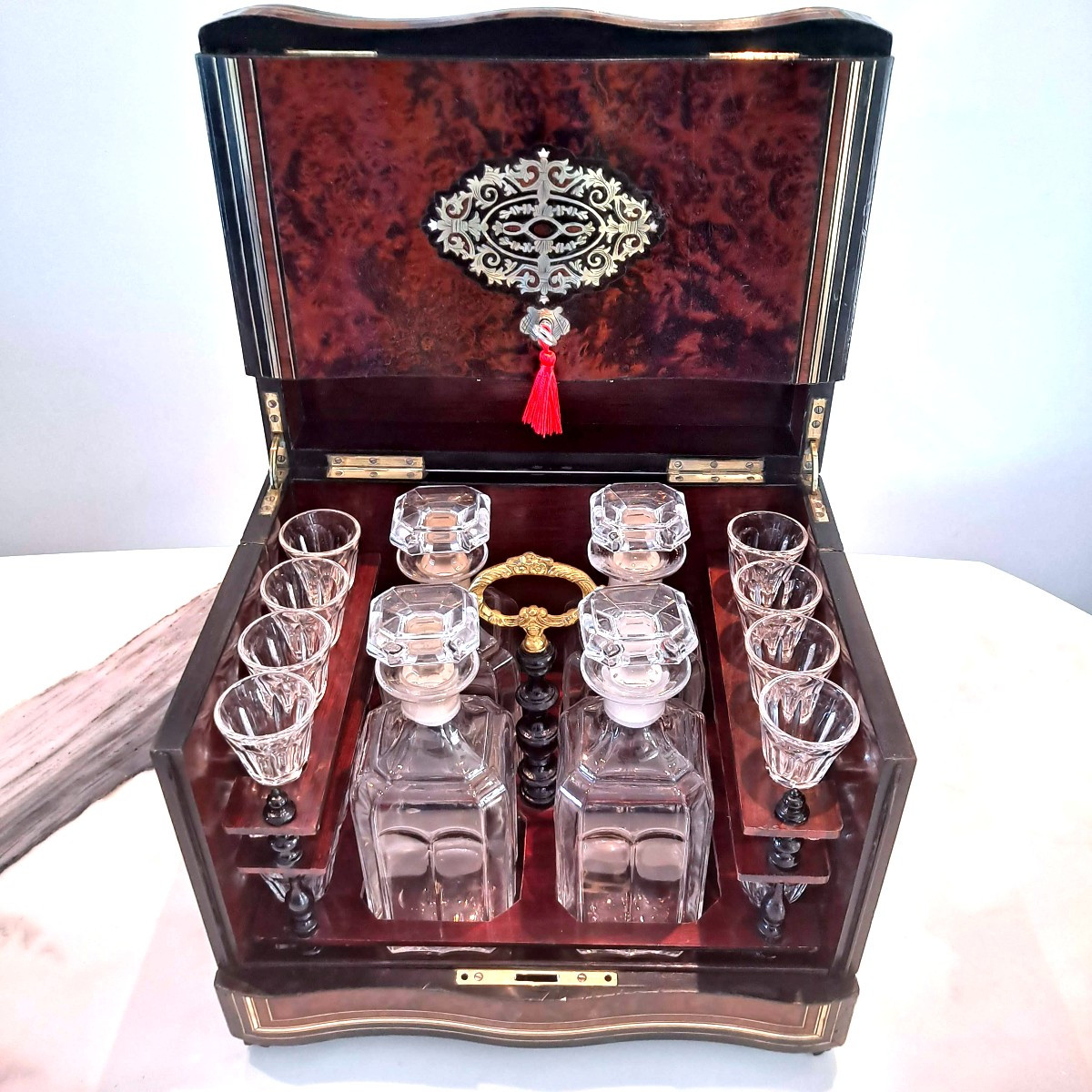 Cave à liqueur Napoléon III loupe d'amboine Verrerie complète