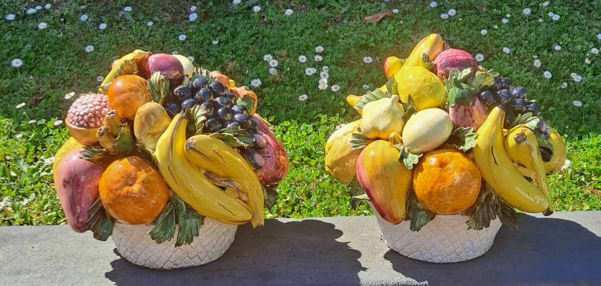 Paire de coupes aux fruits en barbotine Italienne