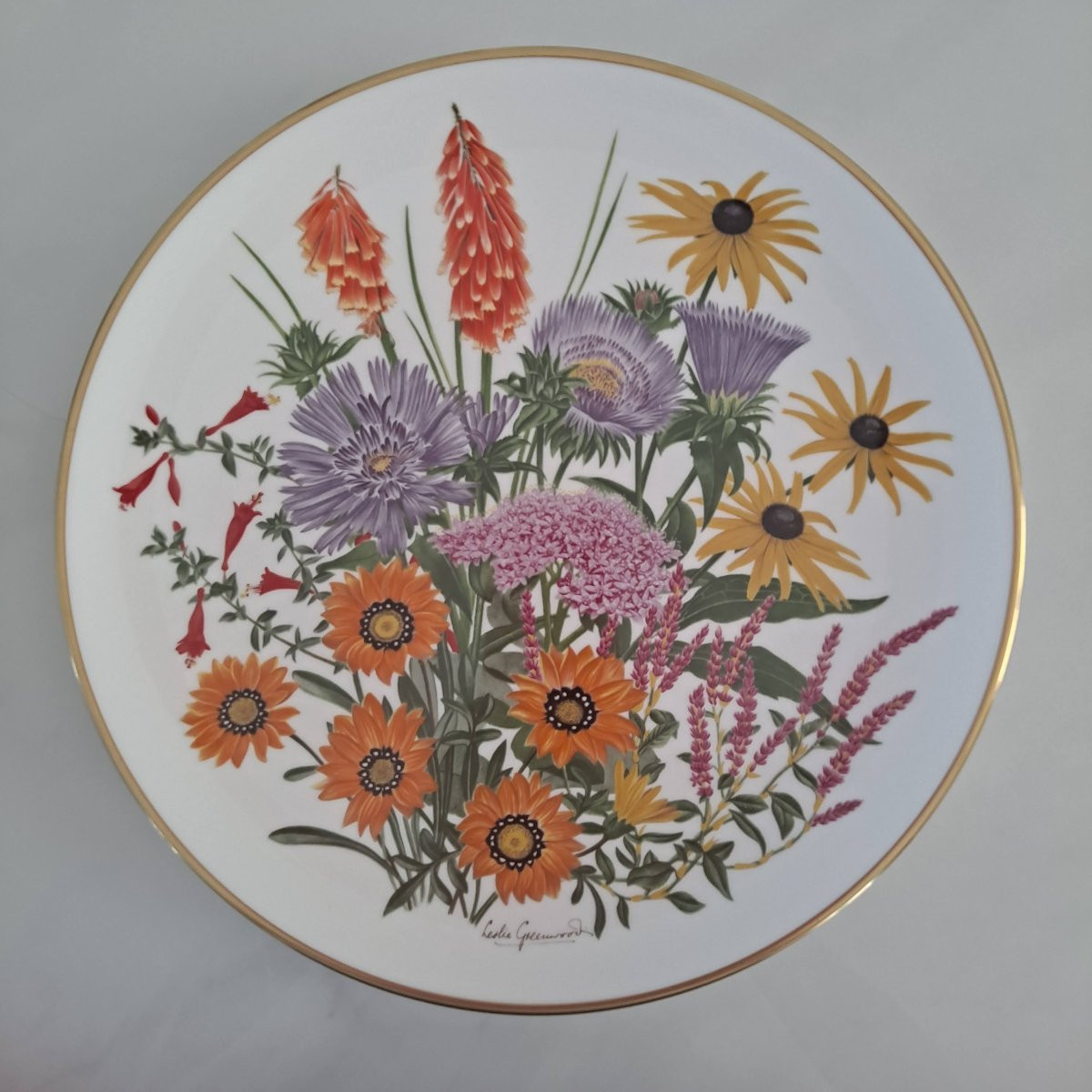 Série de 12 assiettes en WEDGWOOD "les fleurs des 12 mois de l'année" d'après Leslie GREENWOOD-photo-1