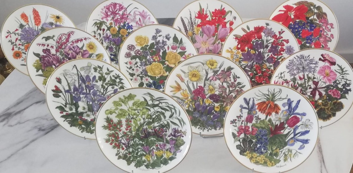 Série de 12 assiettes en WEDGWOOD "les fleurs des 12 mois de l'année" d'après Leslie GREENWOOD