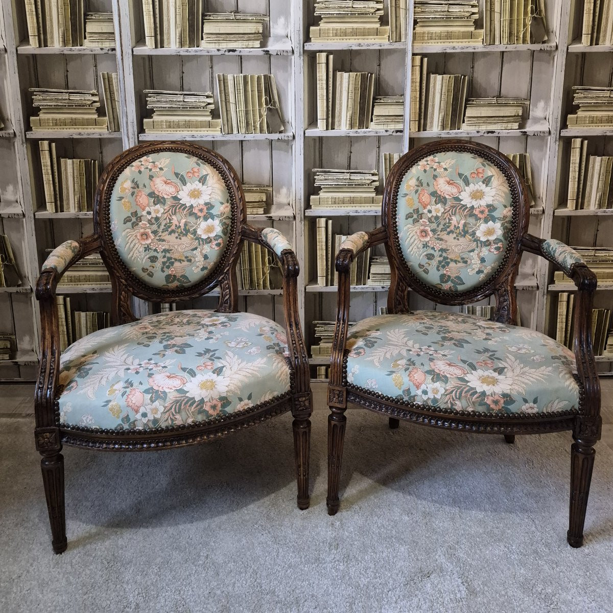 Paire de fauteuils en noyer époque Louis XVI-photo-1
