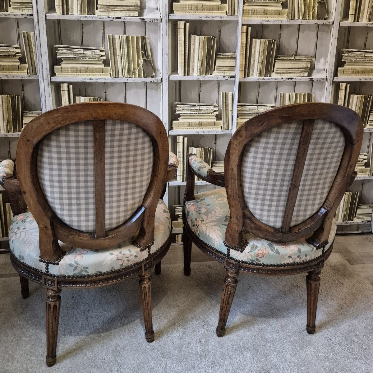 Paire de fauteuils en noyer époque Louis XVI-photo-4