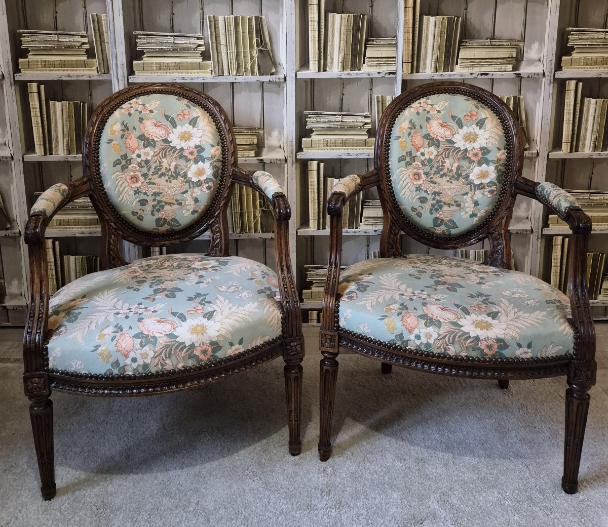 Paire de fauteuils en noyer époque Louis XVI