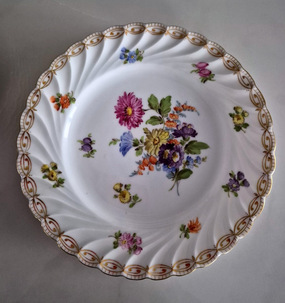 Série de 18 assiettes en porcelaine fine de Saxe XIXème -photo-4