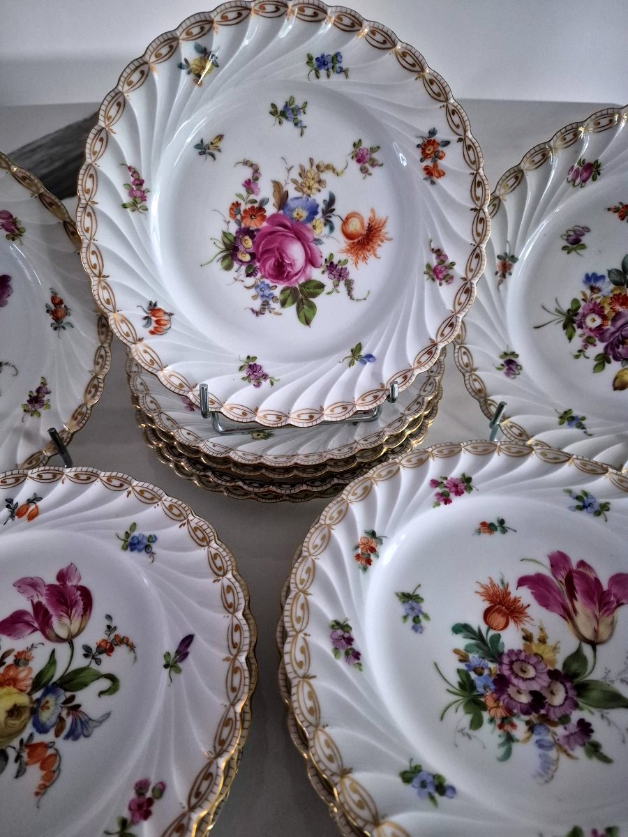 Série de 18 assiettes en porcelaine fine de Saxe XIXème 