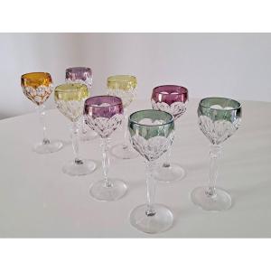 Série de 8 verres à liqueur en cristal de couleur probablement modèle de Baccarat
