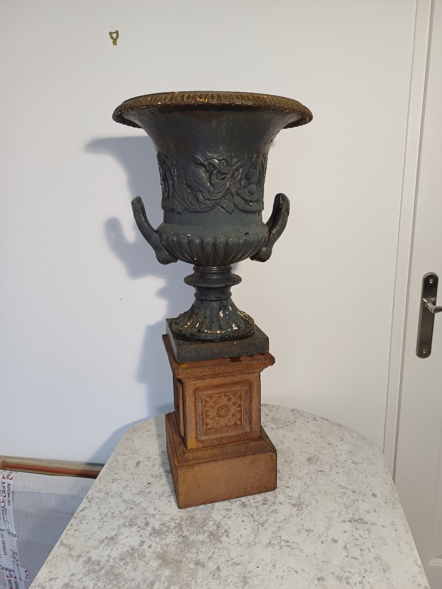 Grand Vase Medicis avec socle en fonte