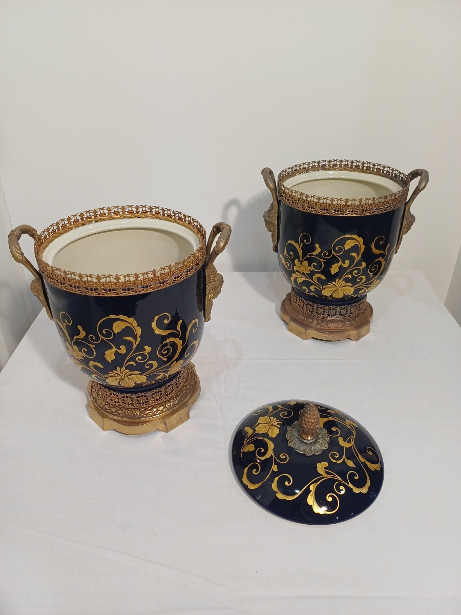 Paire de Sceaux à glaces et bouteilles en porcelaine  et bronze