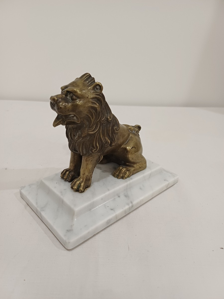 Lion en Bronze sur socle en marbre 