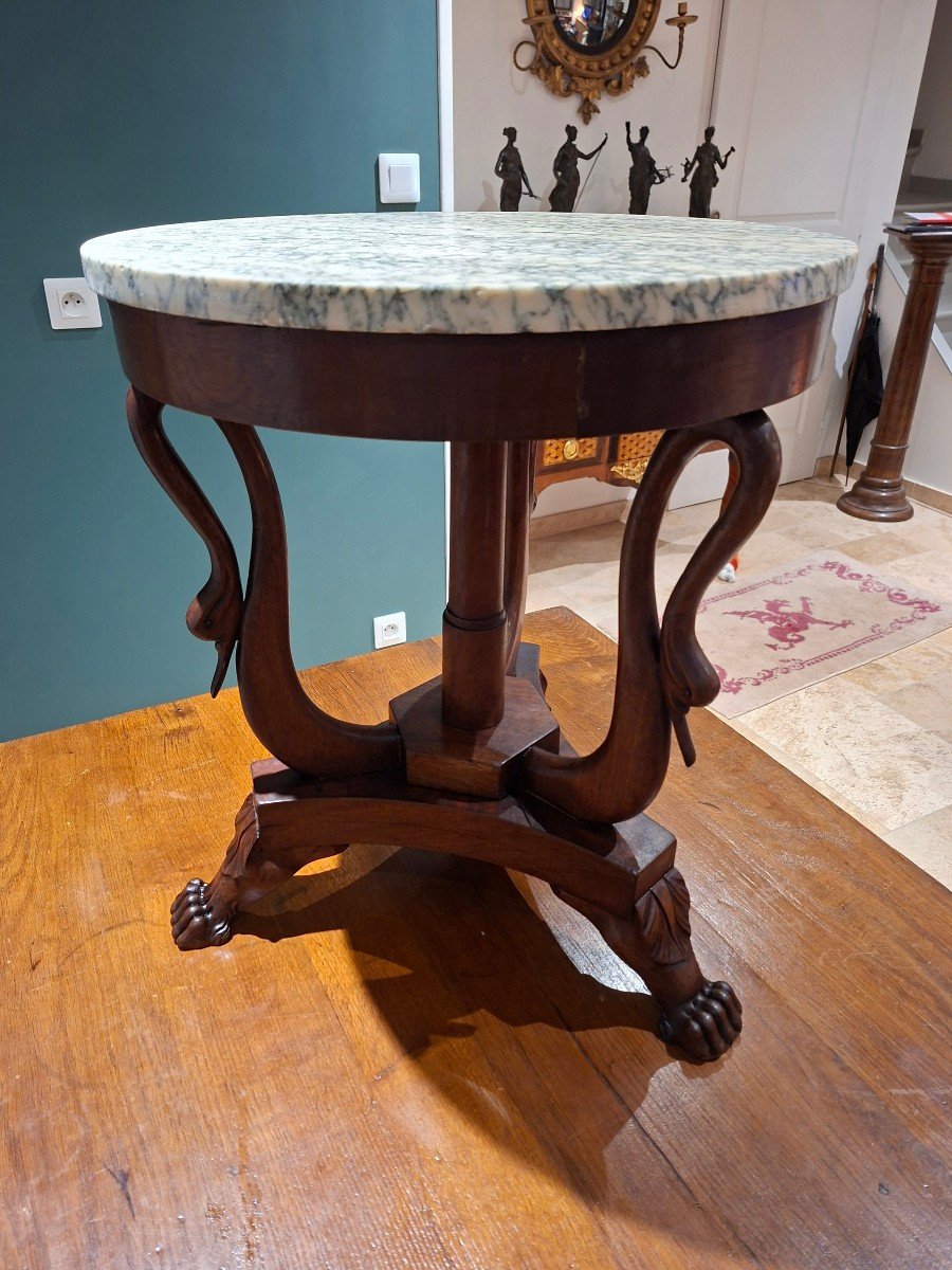 Guéridon tripode aux Cygnes en acajou  dessous marbre