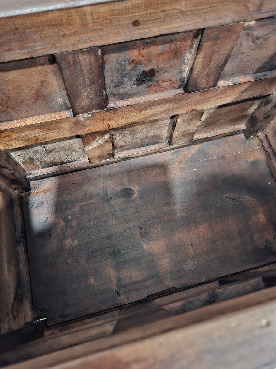 Spanish-style Oak Chest -photo-2