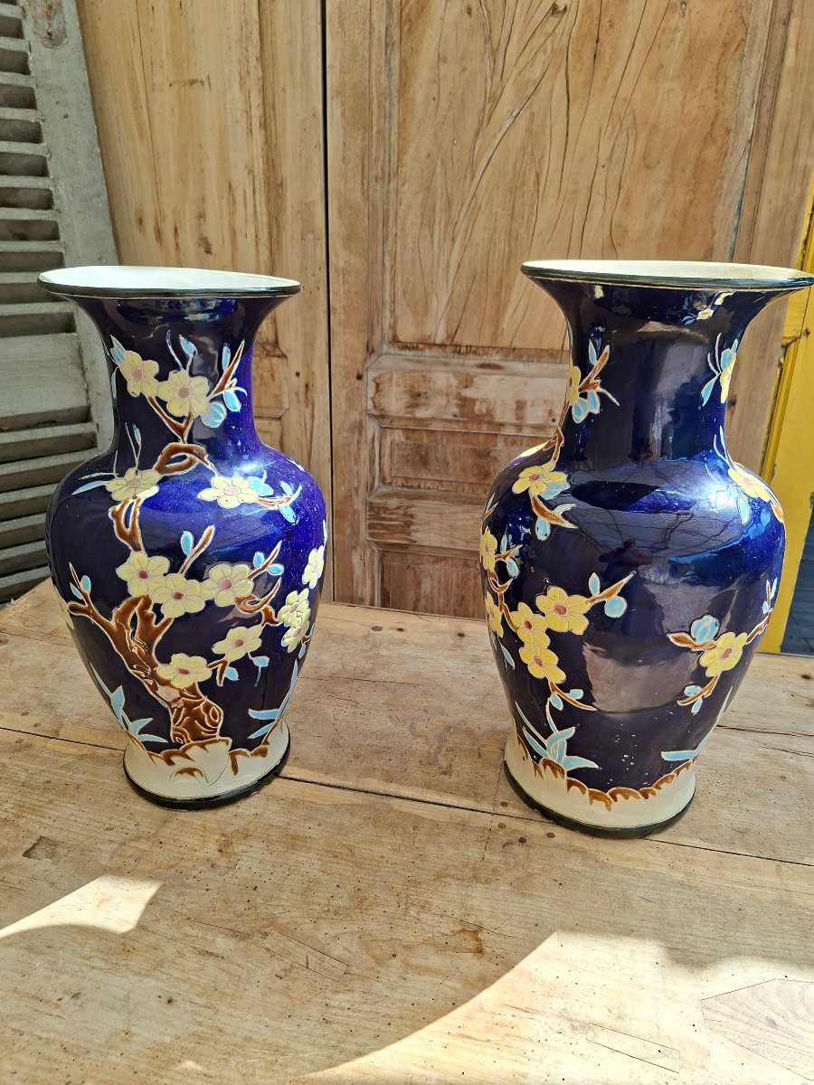 Grand Vases à Décors de Fleurs en bas relief