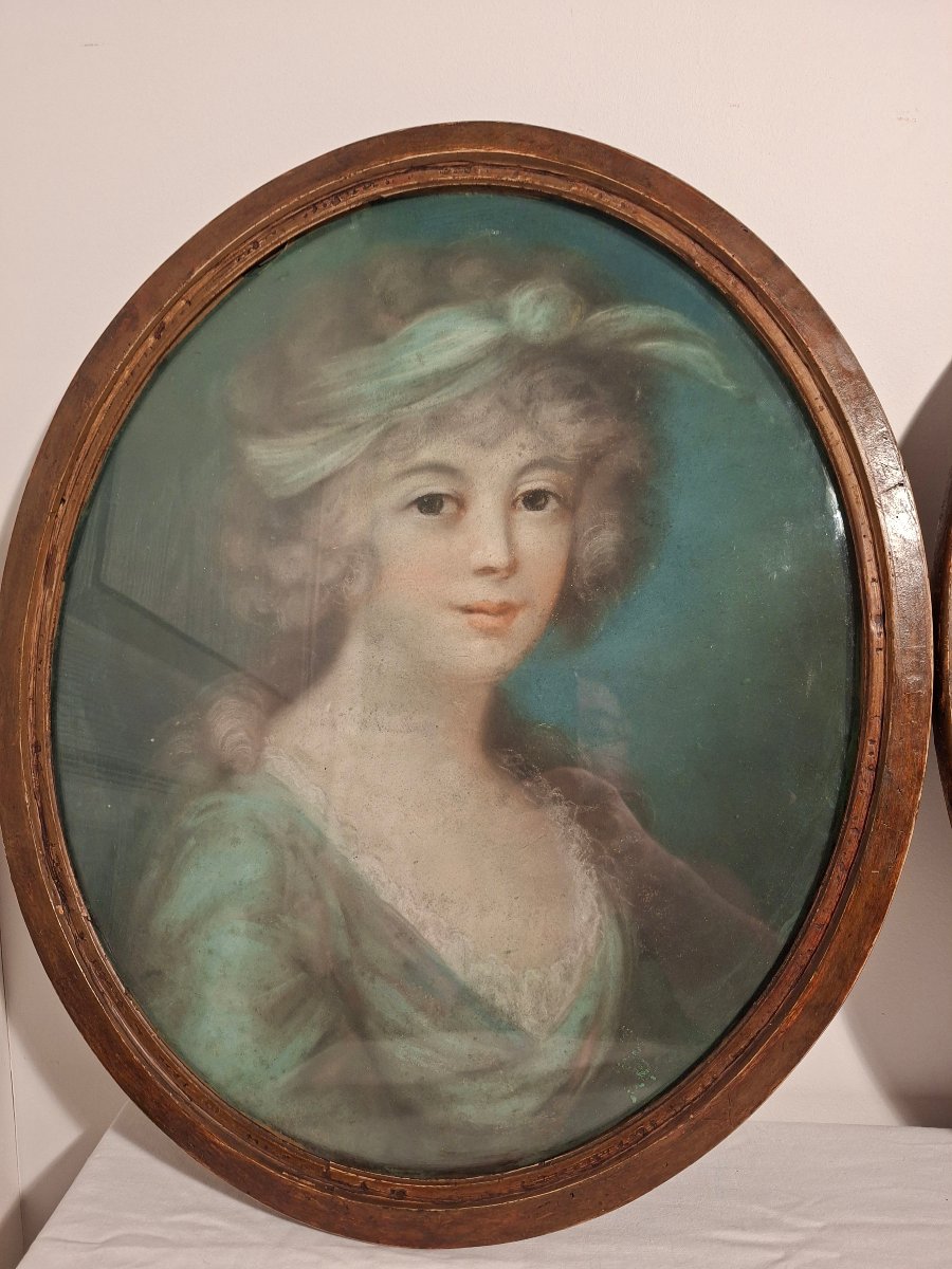 Paire de Pastels Portrait de Femmes Élégantes -photo-2