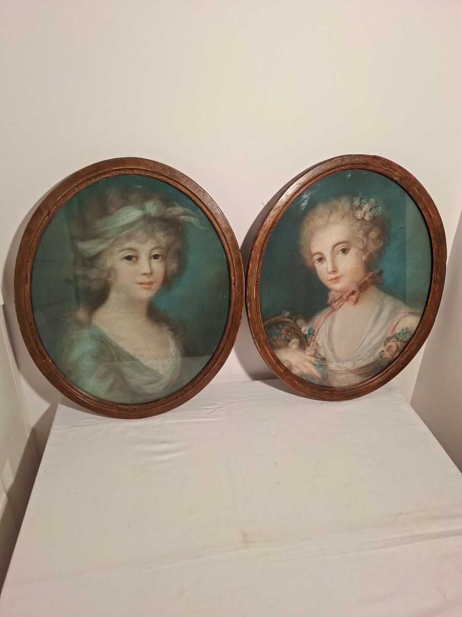 Paire de Pastels Portrait de Femmes Élégantes 