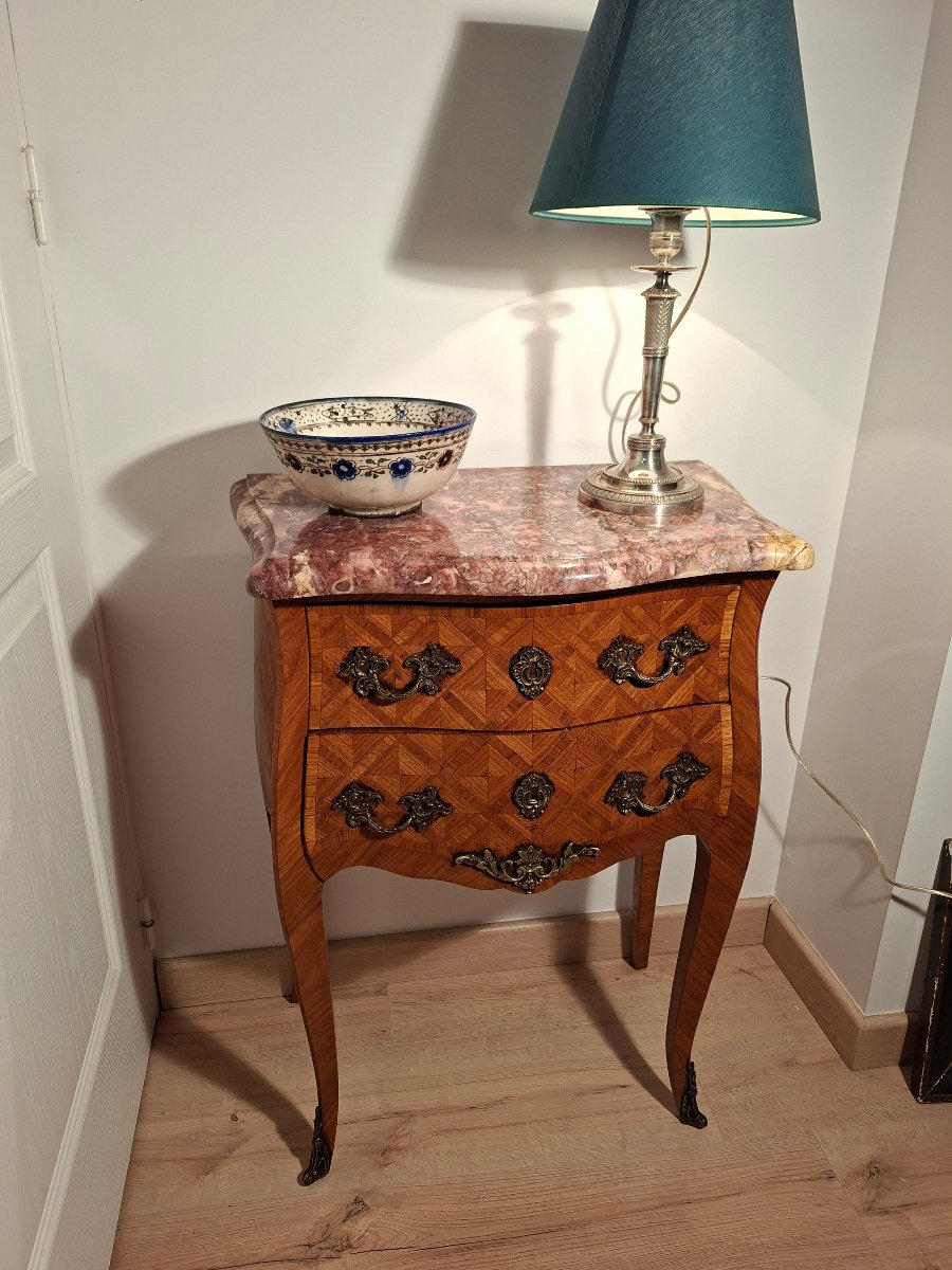 Petite Commode d'Entre-deux de Forme Galbée de Style Louis XV