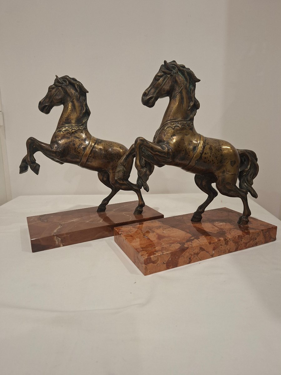Paire de Chevaux Cambrés en Bronze Patiné, d'époque Art déco 