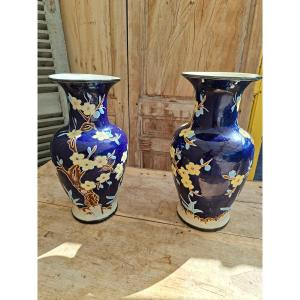 Grand Vases à Décors de Fleurs en bas relief