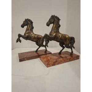 Paire de Chevaux Cambrés en Bronze Patiné, d'époque Art déco 