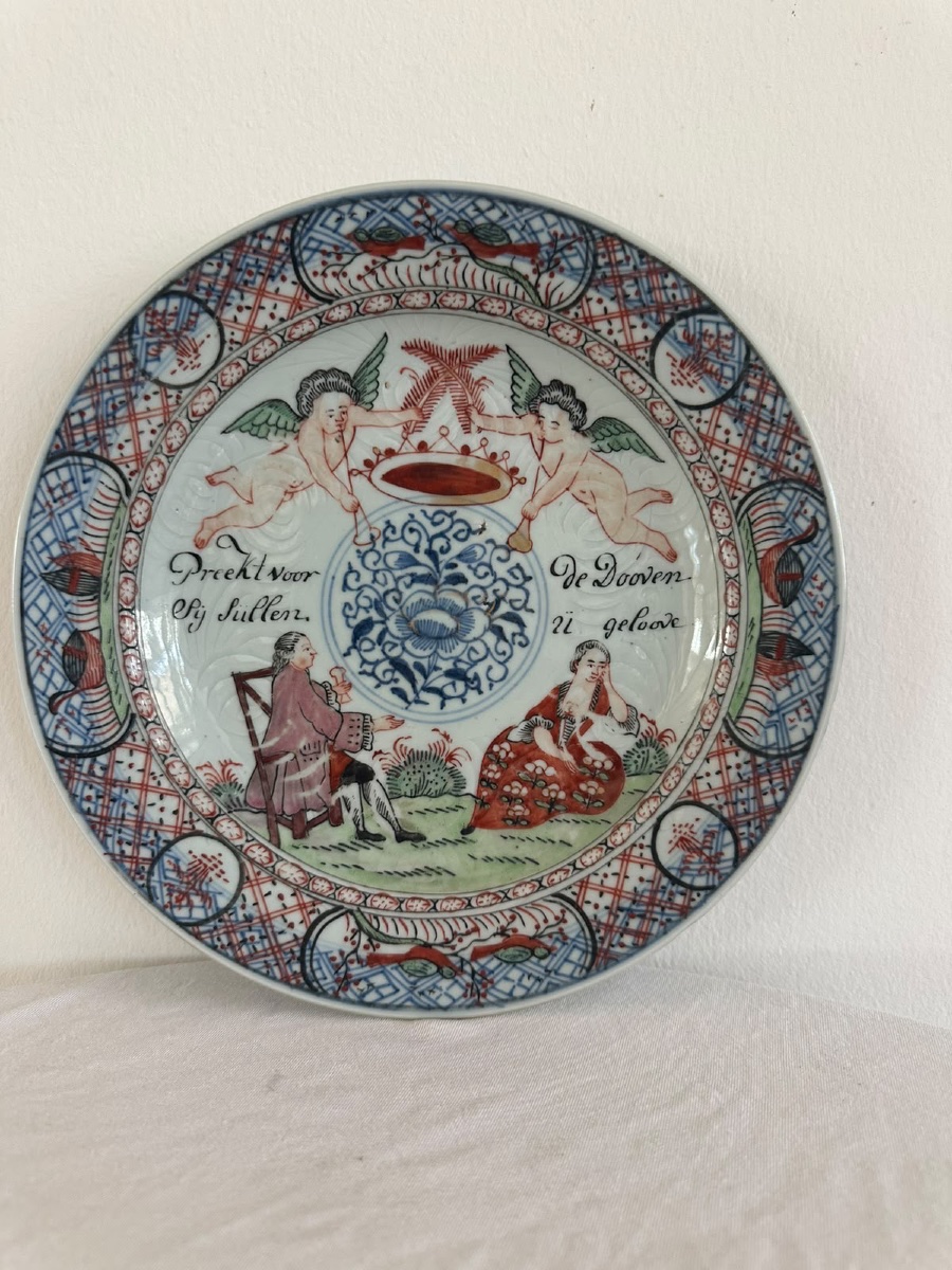 Assiette chinoise d’exportation à décor d’émaux de surglacis hollandais, vers 1750.