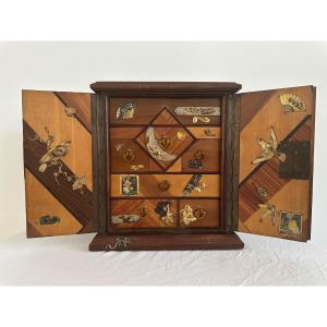Cabinet Kodansu – Marqueterie de Hakone & Bronzes de Matsuyama – Meiji (1868–1912)