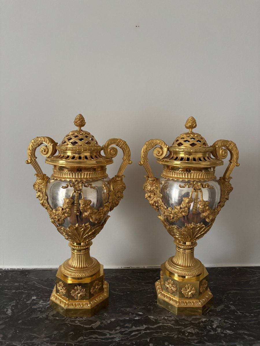 Paire de vases en bronze d'époque Louis XVI attribués à François Rémond (1747-1812)