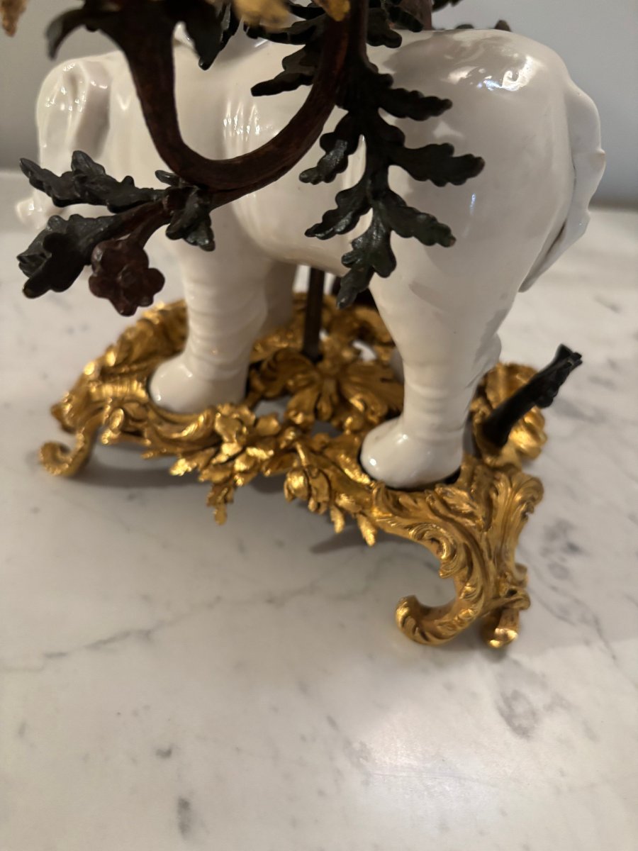 Paire d'éléphants en blanc de Chine d'époque Kangxi montés en candélabres -photo-1