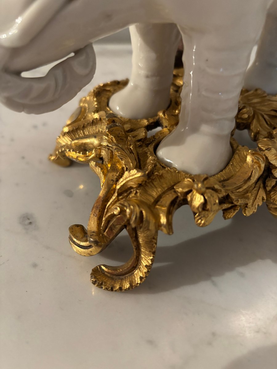 Paire d'éléphants en blanc de Chine d'époque Kangxi montés en candélabres -photo-2